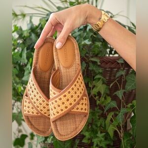 J. McLaughlin Sandals‎